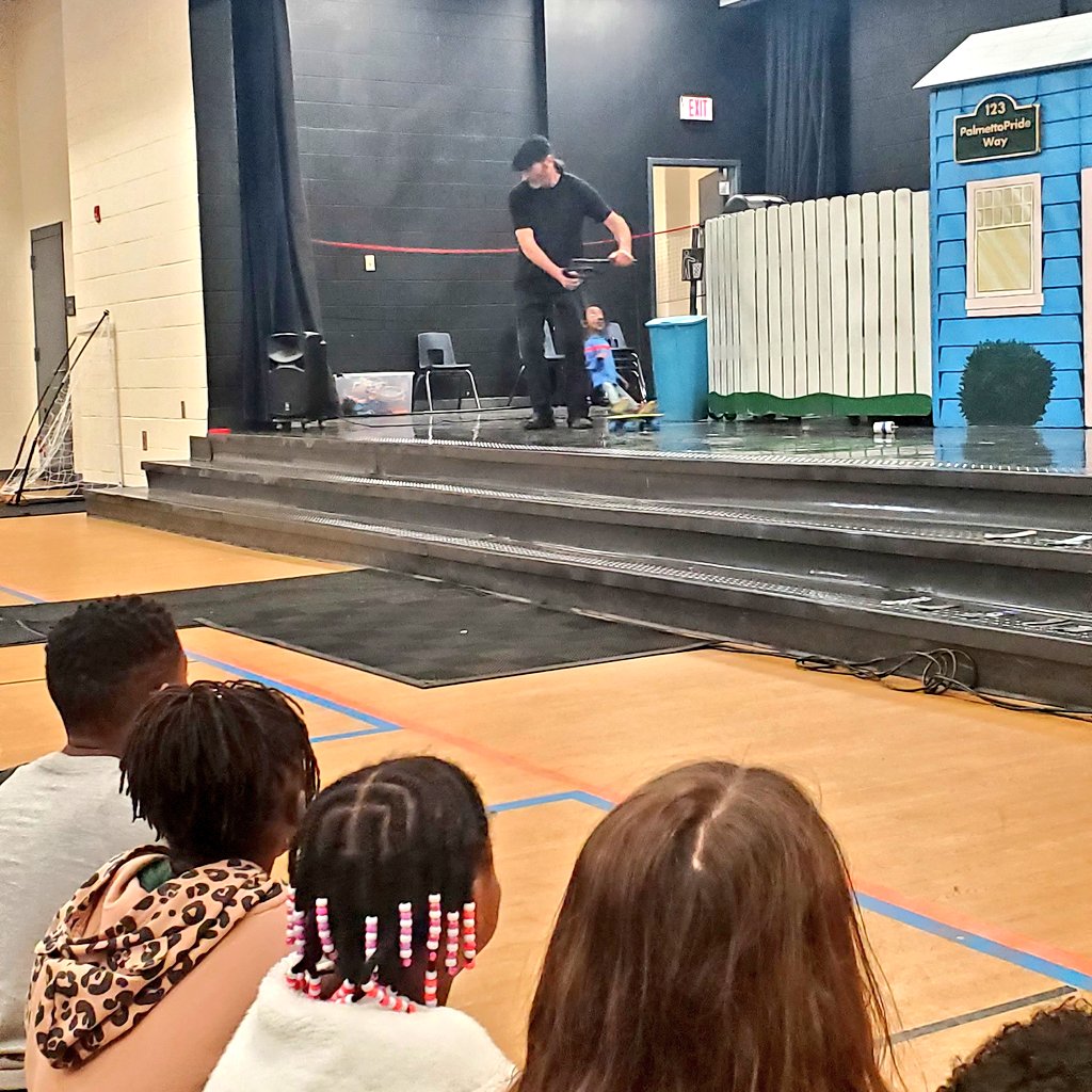 ACook_R2's tweet photo. Thank you to Columbia Marionette Theatre for joining our ⭐️huddle. The kids learned all about the importance of picking up their trash! #DontBeATrashMonster @SEstarsR2 @counselormallen https://t.co/lhvSeqQfjG