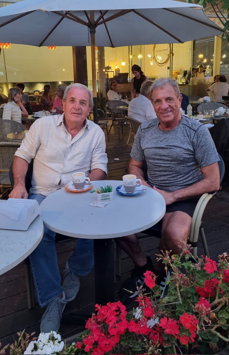 APAUorg's tweet photo. productiva reunión de nuestro presidente @TitoMariani en Pde con el empresario ligado a la construcción contador Daniel Oxacelhay tratando temas sobre asesoramiento a inversores Argentinos y modernos sistemas para administración de edificios en pos de generar transparencia admin. https://t.co/W1TFBfQfxJ