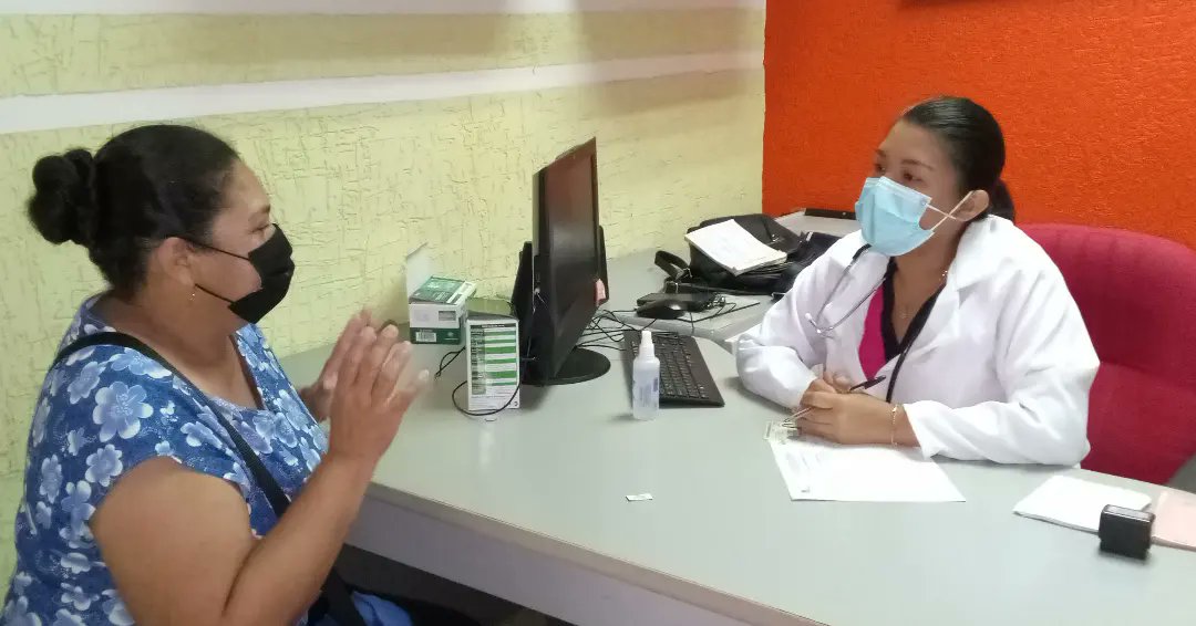 #EnDesarrollo 

Docentes reciben atenciones médicas.