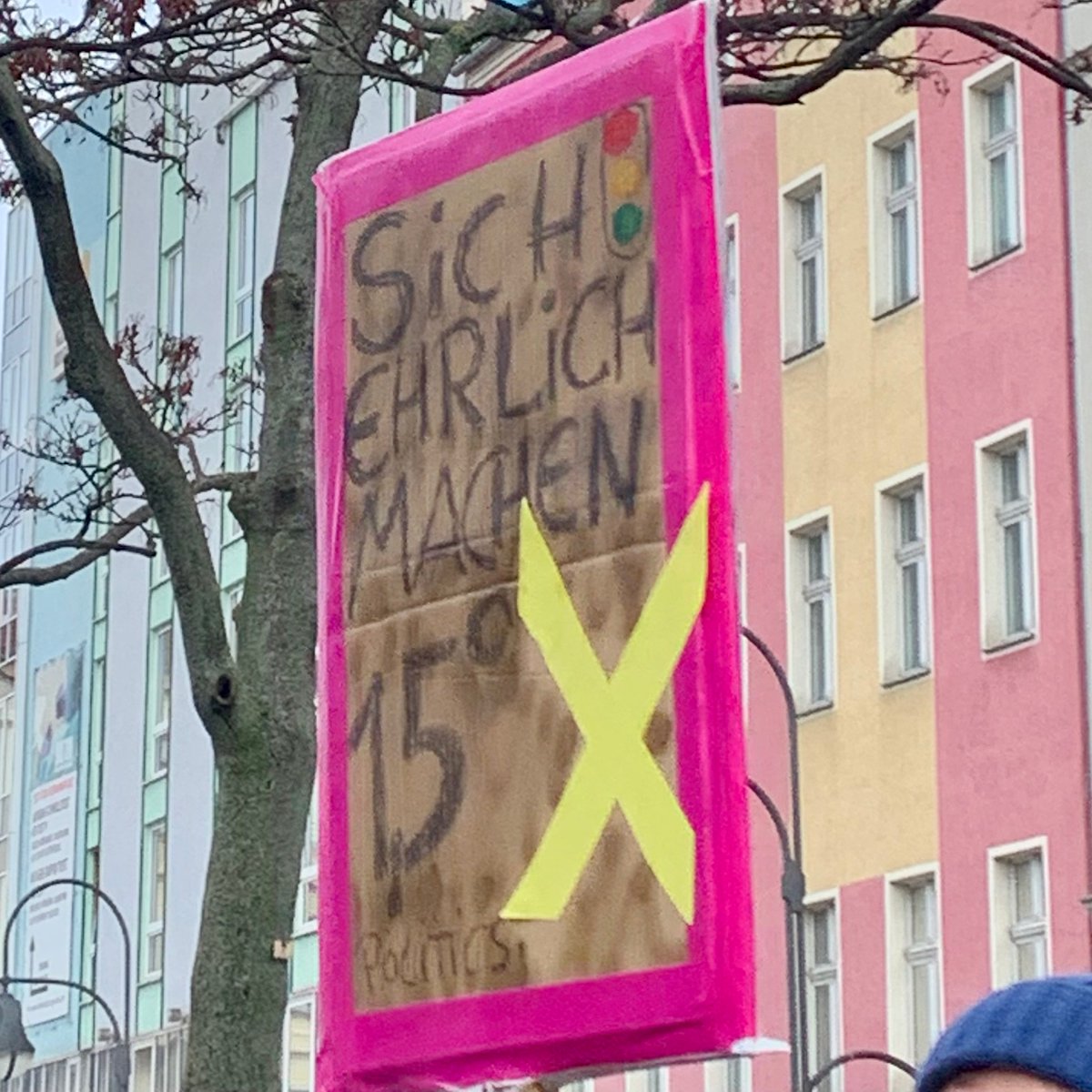 Solidarität aus Berlin nach #Lützerath! Größter Respekt an alle, die dort Widerstand leisten auch gegen massivste Polizeigewalt. „Lasst die Kohle im Boden!” #luetzibleibt