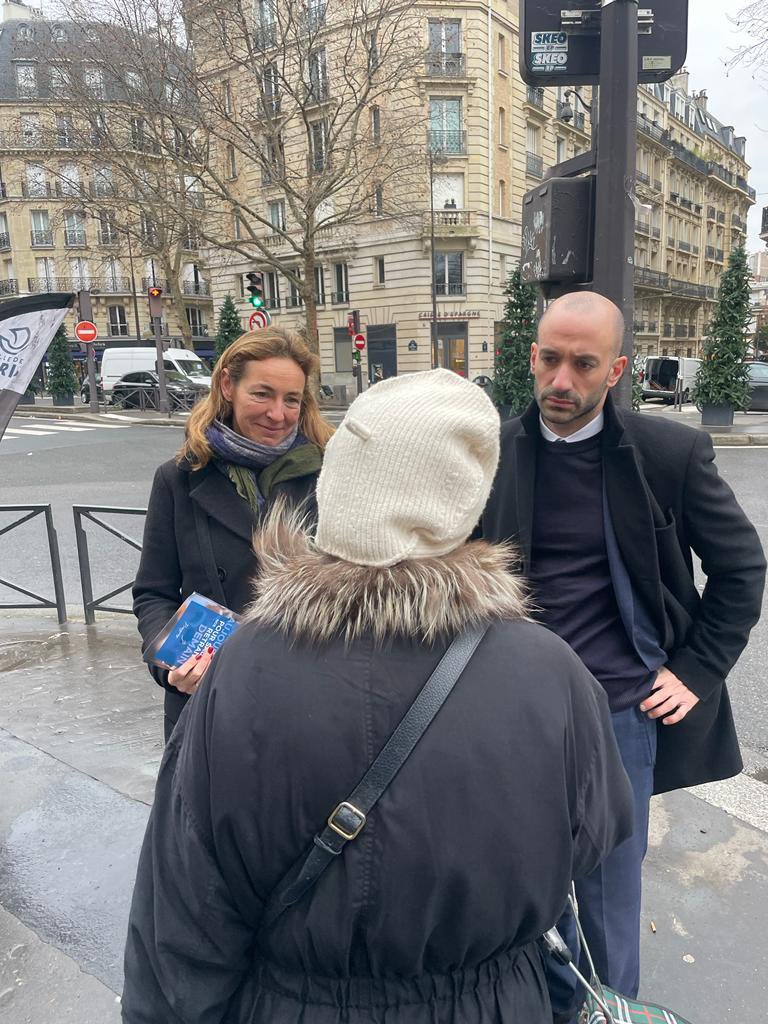 benjaminhaddad's tweet image. Sur le terrain ce matin pour défendre la réforme des retraites, avec @JoMissoffe et les militants #Renaissance.
