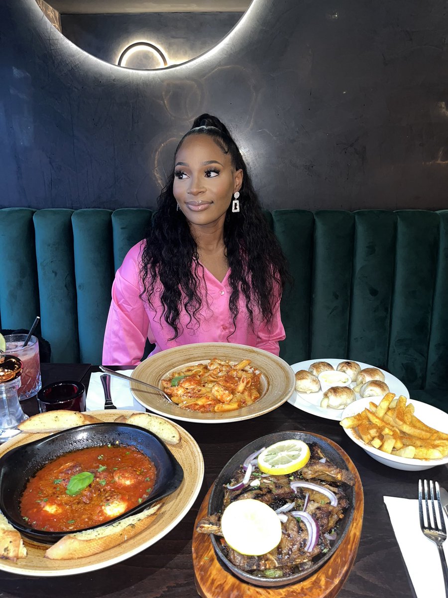 Toyosiii's tweet photo. Thirty &amp; Thriving ✨🥳💖 https://t.co/N8lJABIWsY