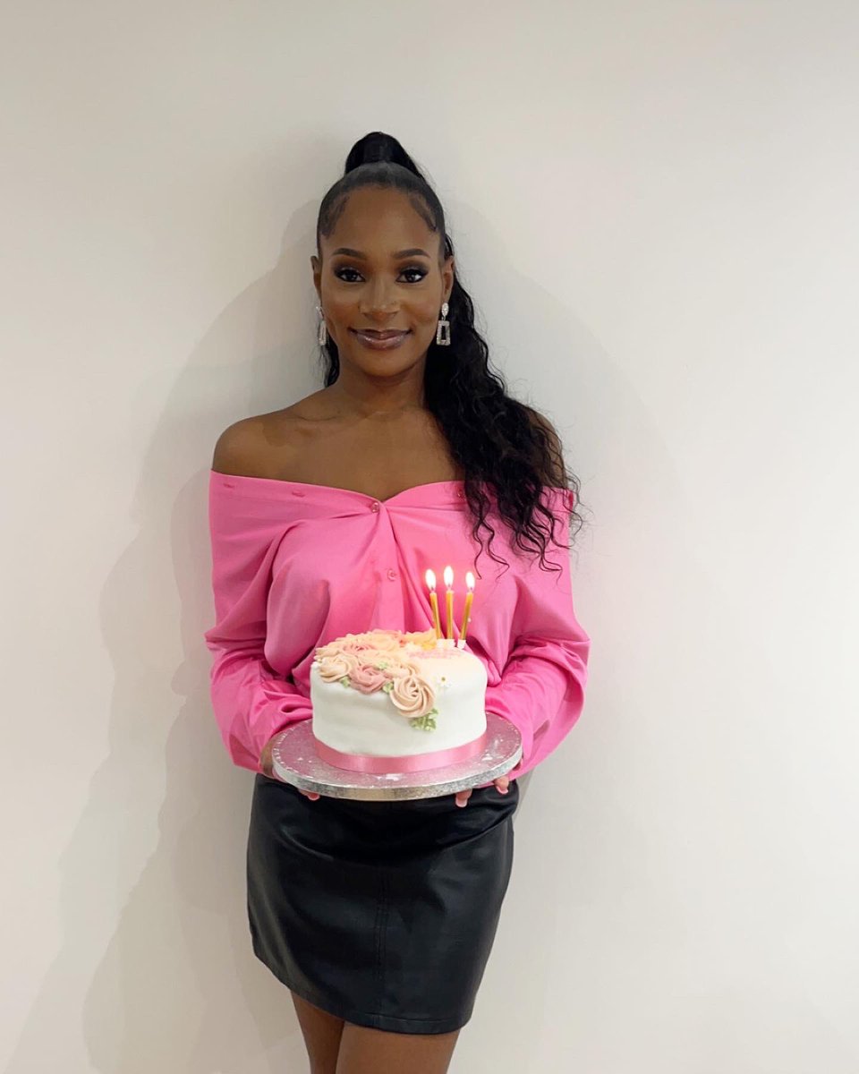 Toyosiii's tweet photo. Thirty &amp; Thriving ✨🥳💖 https://t.co/N8lJABIWsY