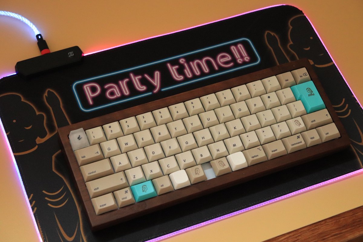 kirinsha_keycap's tweet photo. 準備が整いましたので販売を開始しました～！
在庫販売になりますので慌てなくて大丈夫です✨在庫0の時は入荷お知らせメールにご登録いただくかDMください📪
#自作キーボード #キリン舎デスクマット

パリピ仏陀ミニデスクマット / Life is party. 
https://t.co/cVHA2xlNSW #booth_pm https://t.co/UrqyyTL84U