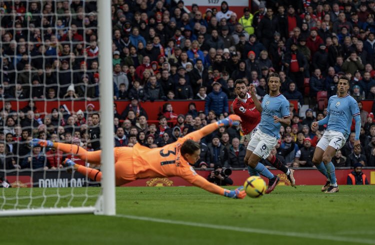Tudo_do_Fut's tweet image. FIM DE PRIMEIRO TEMPO!

Manchester United foi melhor no jogo nesse primeiro tempo, amarrou a produtividade do ataque do City, que só teve 2 finalizações até aqui.
