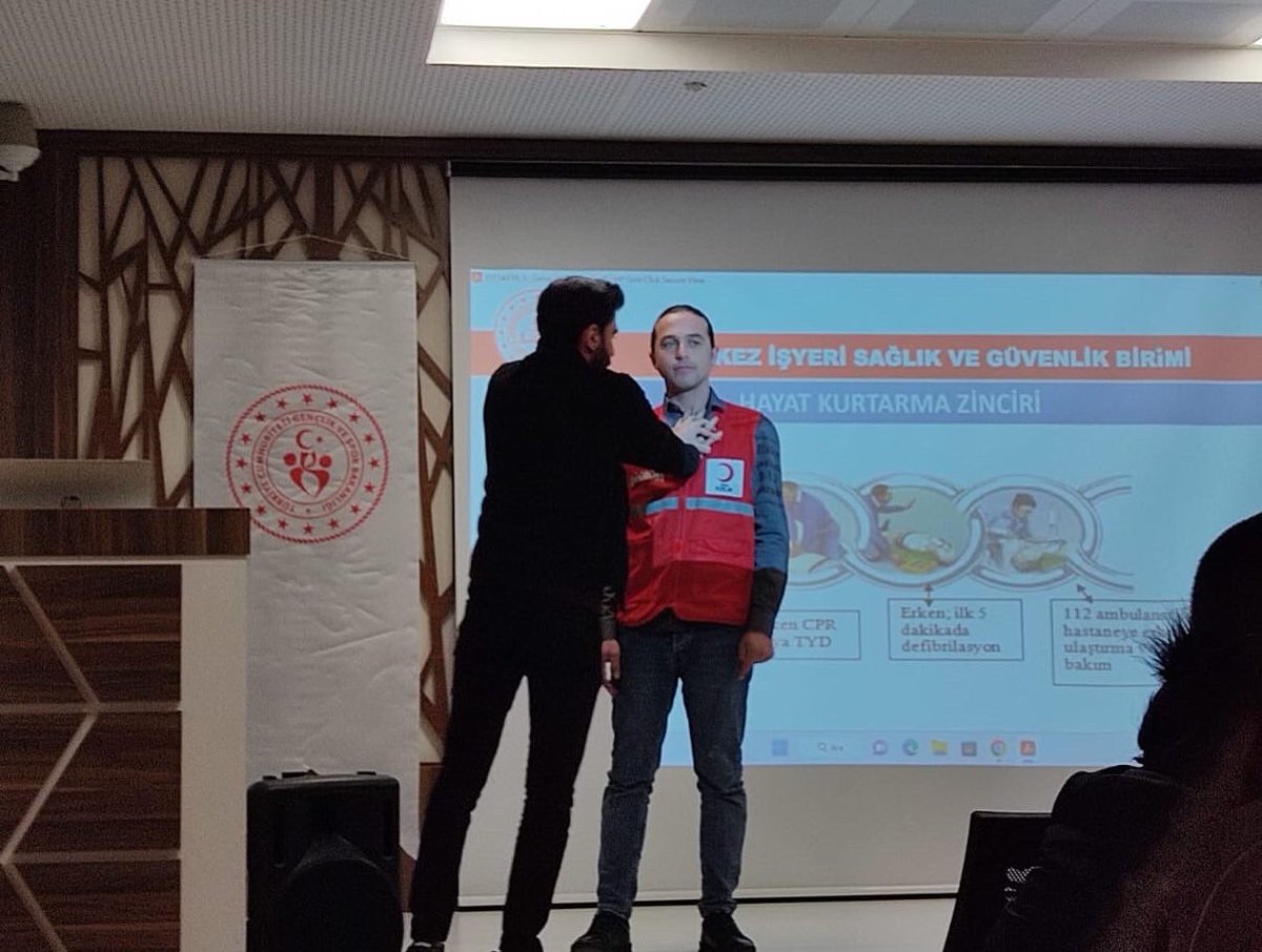 genckizilay55ha's tweet photo. Havza Genç Kızılay ve Havza Gençlik Merkezi ortaklığıyla düzenlemiş olduğumuz “7/14 Ocak Beyaz Baston Görme Engelliler Haftası” sebebiyle Özel Eftal Özel Eğitim Ve Rehabilitasyon Merkezindeki engelli bireyli kardeşlerimize Doktor Ercan Bektaş ilk yardım egitimi verdi. https://t.co/UdclefQg3W