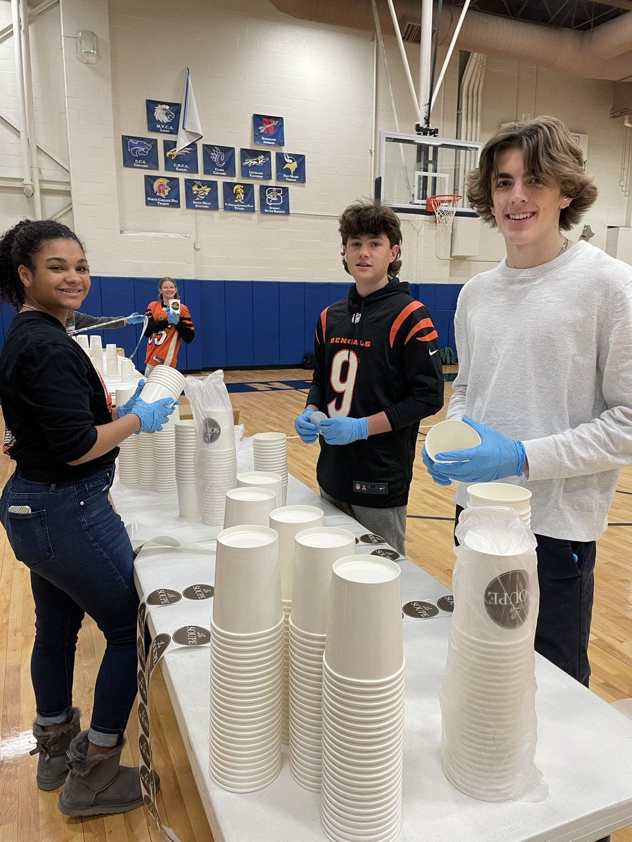 gunnlccd's tweet photo. US students @CountryDay did service work yesterday for @Rdailybread and @LaSoupeCincy in honor of MLK Jr #wearecountryday https://t.co/oOc7TmKFcY