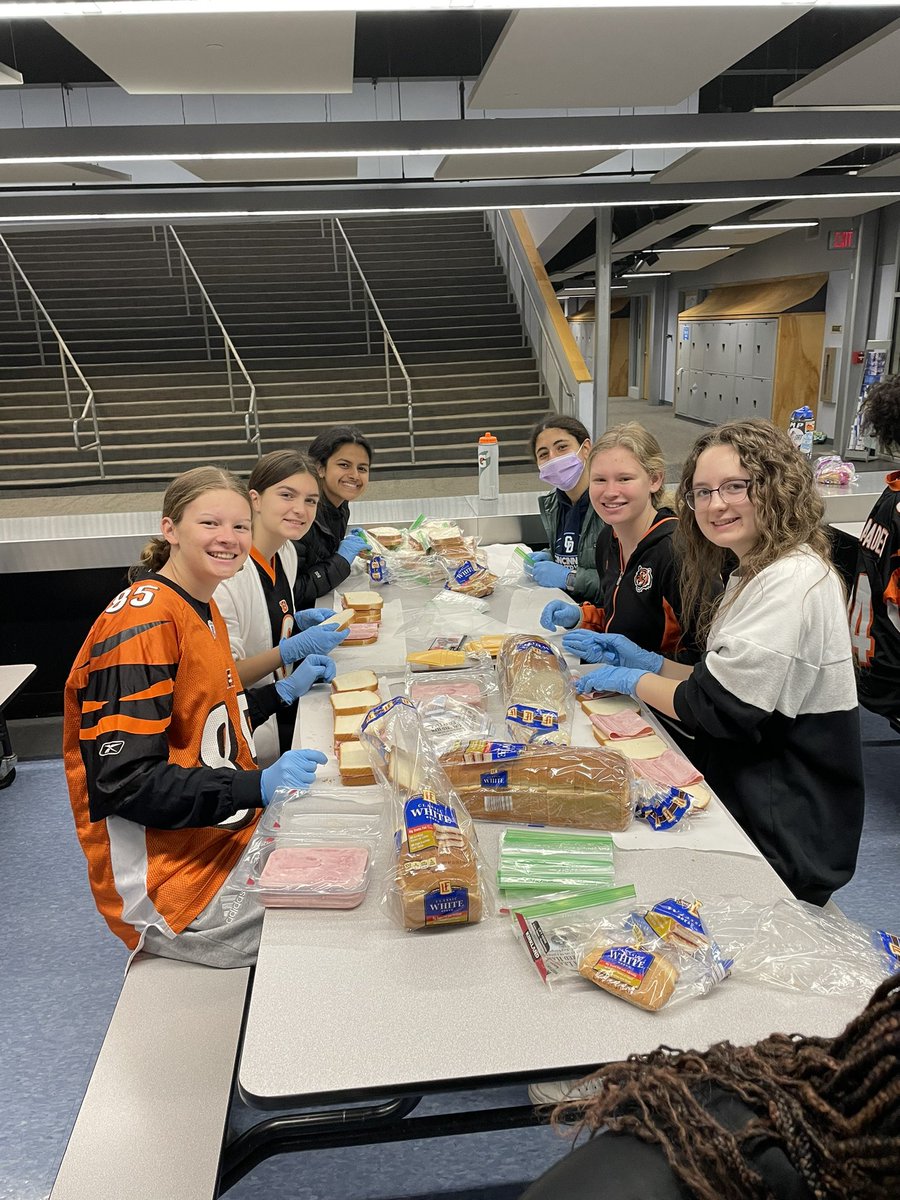 gunnlccd's tweet photo. US students @CountryDay did service work yesterday for @Rdailybread and @LaSoupeCincy in honor of MLK Jr #wearecountryday https://t.co/oOc7TmKFcY