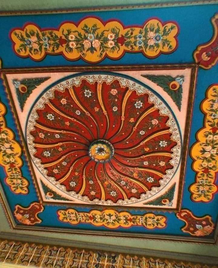 Sam1Lilly's tweet photo. 1- فكرة المجسم الموجود في وسط الملعب  هي لأبواب العاصمة الجزائر . 
 2- اللوحة الفنية التي زينت   بيها ارضية ملعب نيلسون مانديلا  مستوحات من سقف متحف باردو بالجزائر العاصمة الذي يعود تاريخ بنائه للقرن 18 في ضاحية مصطفى باشا بالجزاءر العاصمة https://t.co/fmJmi8QUCw