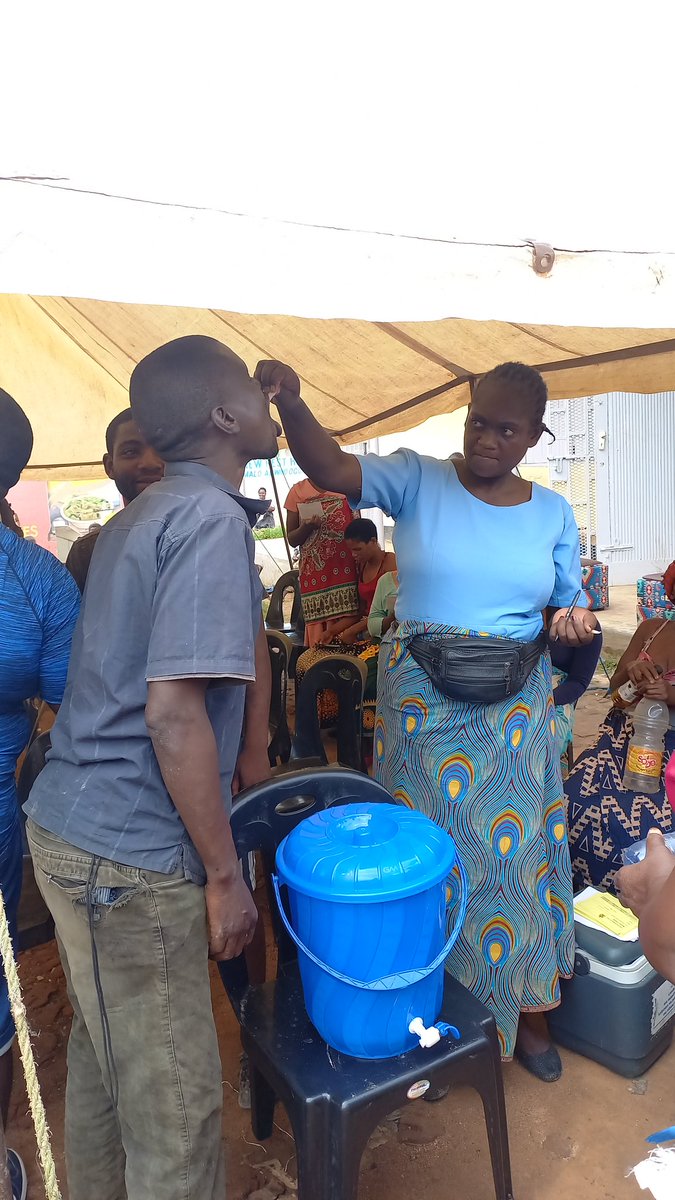 ElizaMbamba's tweet photo. My favourite people were there #PublicHealthPractice. We were in #BangweMvula. @UmunthuBangwe providing a platform for people to get accurate information on #Cholera to make informed decisions regarding their health.  2/ https://t.co/cEJWvrRi74