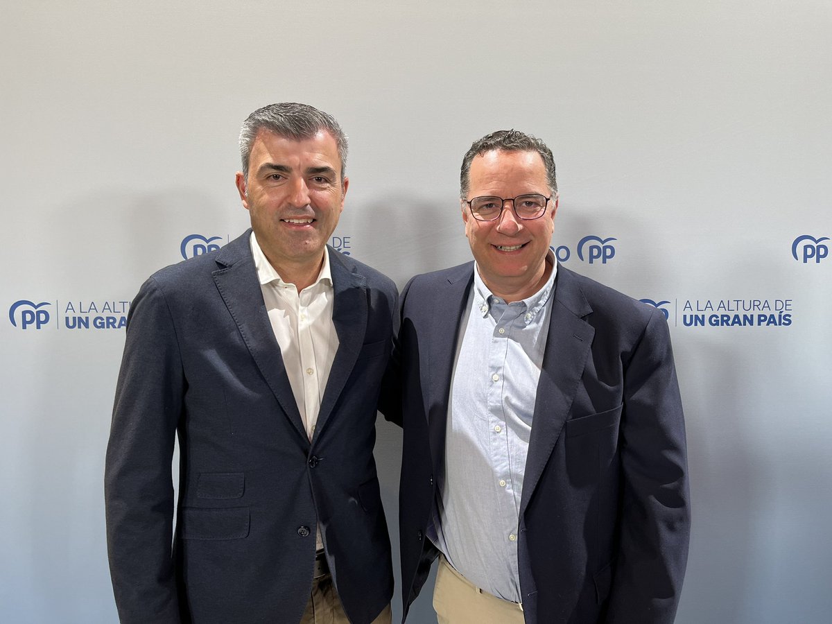 PoliSuarez_LPGC's tweet photo. El @ppdecanarias apoyando a nuestro presidente y candidato a la Presidencia del Gobierno autonómico, @MDominguez_pp, en Zaragoza.

Tenemos buenos proyectos, capacidad de trabajo, aval de buena gestión, ganas, ilusión y el mejor candidato para que Canarias avance. #EquipoPP https://t.co/aw2uPz6AtK