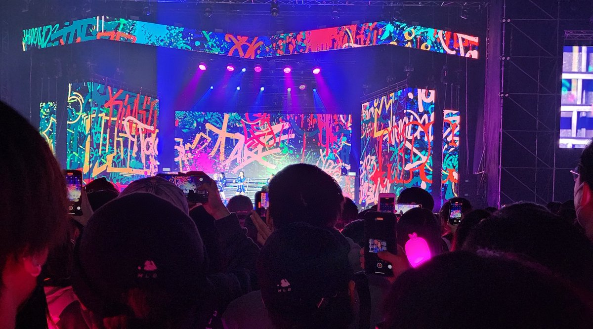 lotion805's tweet photo. 前面怕是一堆路人哈哈哈哈哈哈哈哈
一直狂拍沒木棒也沒喊應援
2023了還有人手幅舉超過頭我真的大開眼界
是要多沒sense????
如果有自知自己沒那麼喜歡媽木請把前面的位子讓給真木木好嗎 https://t.co/CZy8KZ0tWt