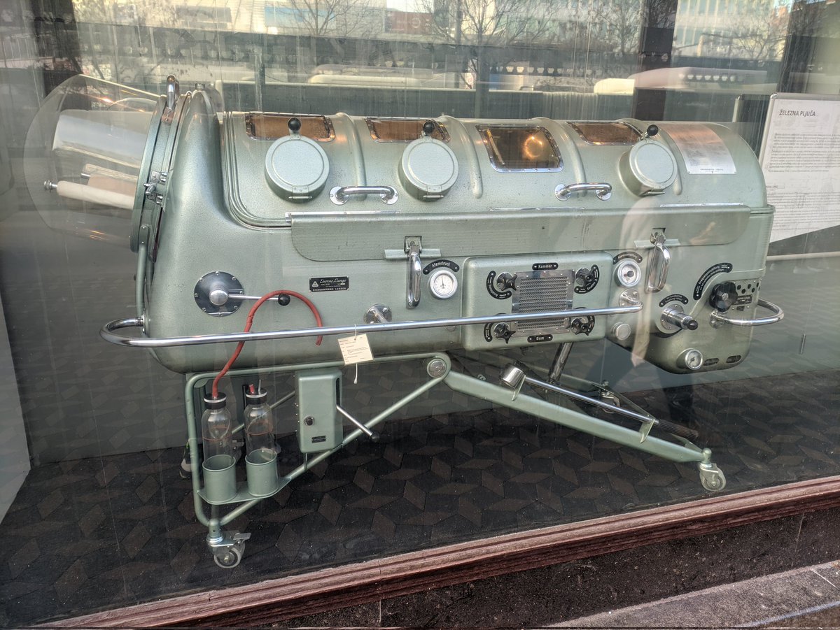 V centru Ljubljane, na Slovenski cesti, lahko pogledate železna pljuča, ki so v preteklosti uporabljana za doživljenjsko zdravljenje otroške paralize.
Ko smo dobili cepiva proti poliomijelitisu jih nismo potrebovali več.