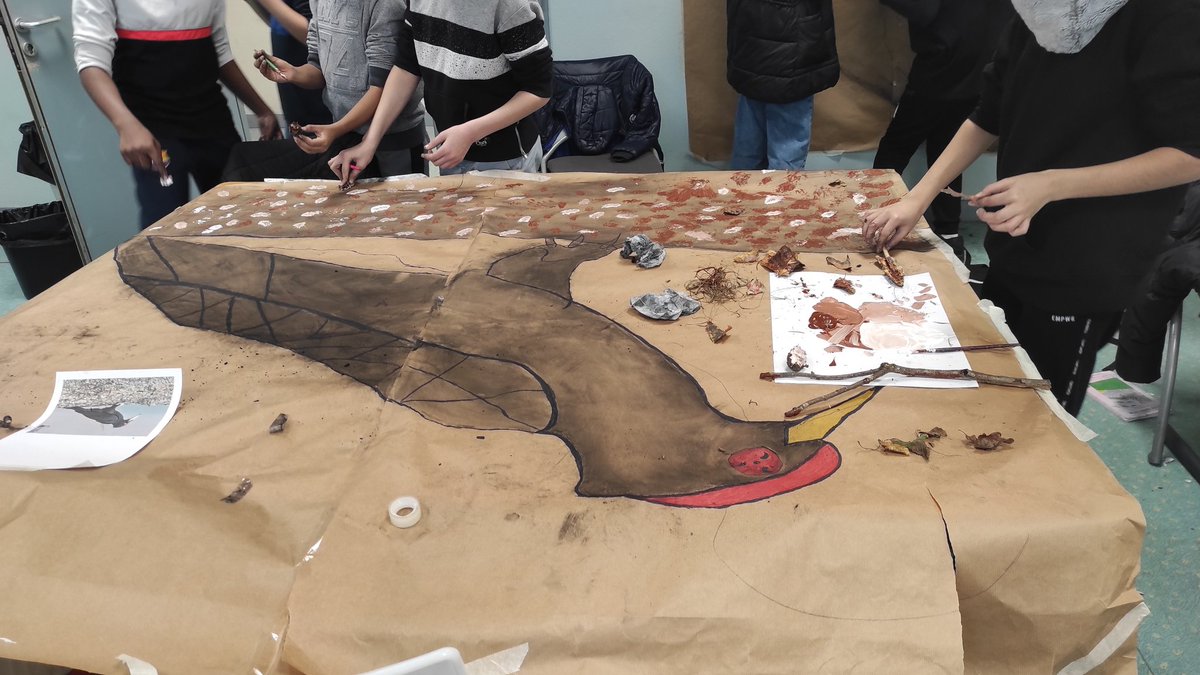 CultureCotton2's tweet photo. Petit retour sur l'actu de cette semaine : 
Mardi, les 601 et 604 ont terminé les ateliers avec @MerminFlorian. Ils ont pu tester la technique du fusain et des empreintes de peinture sur des grands formats 🌲🦉🐾 @fdnc_fr @daacversailles #EAC 1/3 https://t.co/IRyNQwmRPX