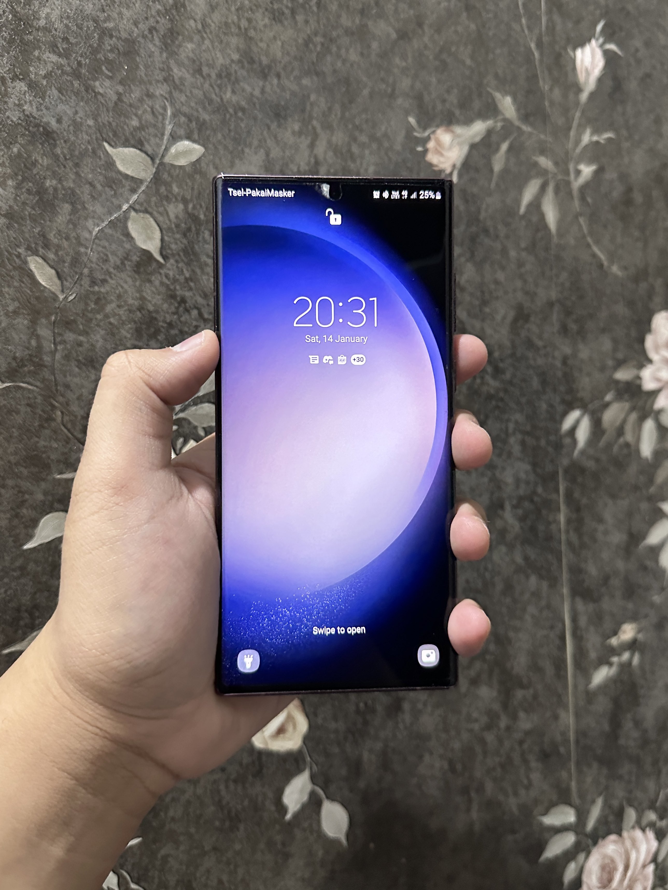 Tùy chỉnh màn hình Galaxy S22 Ultra mới nhất của bạn với những tips and tricks hữu ích. Không chỉ giúp cho thiết bị của bạn trở nên cá nhân hơn, mà còn giúp tăng cường trải nghiệm người dùng. Hãy khám phá những tùy chỉnh mới của thiết bị của bạn để trở thành người dùng độc đáo và khác biệt hơn.