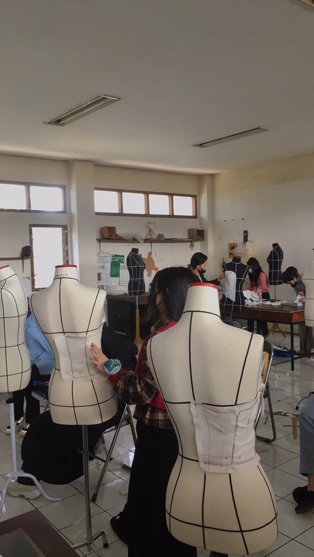 sfromsaturn's tweet photo. @collegemenfess pov: you’re in fashion design communication https://t.co/VNwgRCajjZ