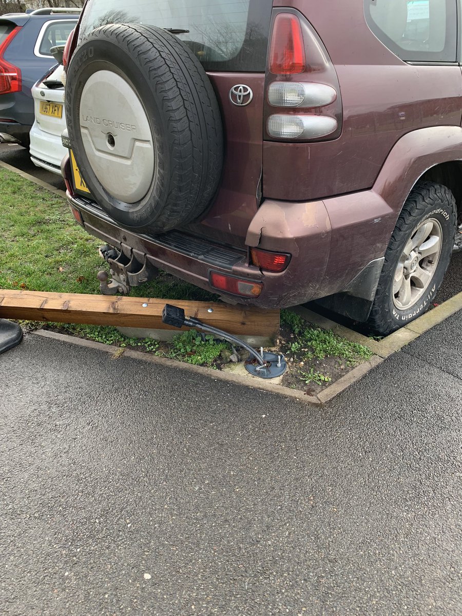duncanrpowell's tweet photo. ...#parkingfail oblivious. https://t.co/eQj9wtgqCT