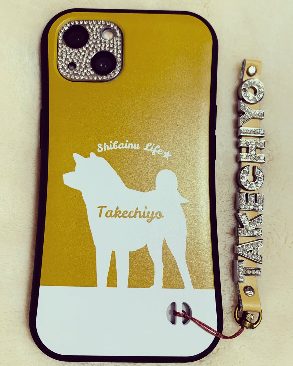KayDevid's tweet photo. 流石に電池消耗激しくて 8年ぶり？にスマホ変えました。
愛犬“竹千代”仕様🐕♪
今の顔認証はマスクしてても大丈夫なんですね。
慣れずにマスクずらすクセが抜けません💦
#芝犬 #iphoneケース #竹千代 #愛犬 #iPhone https://t.co/qINrFKRtxT