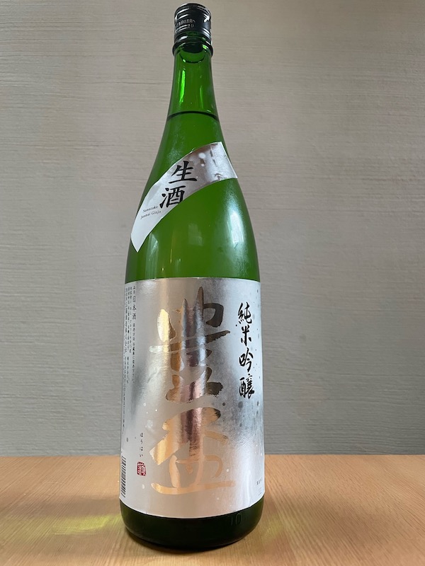 donkuroe's tweet photo. 「豊盃 Winter 純米吟醸 生酒」冬の限定酒。お味は、酒米の味なのか、醸し方なのか、かなり独特。口開けの最初の一口は「おっ？」となります。悪くないですが、ち���っとびっくり。冷蔵庫で数日すると丸くなって旨味がのります。
富山の郷土料理、かぶら寿司と。
＃三浦酒造　＃豊盃 https://t.co/QMGYRrrnyn