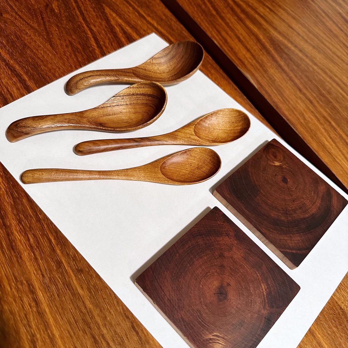 “拭き漆”
木のスプーンやコースターに生漆を塗って拭いてを繰り返す作業。繰り返していくと色が濃くなり艶もでる。そして強くなる。ワークショップで習っています。