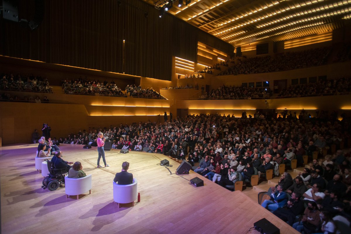 Yolanda_Diaz_'s tweet photo. Impressionant el que hem viscut avui a Barcelona: l'Auditori desbordat de gent, il·lusió i esperança 💜

Volem sumar per a una nova dècada progressista. Avui ha quedat clar que hi ha ganes, voluntat i força. Moltes gràcies a tots i a totes. https://t.co/w82QOKBwqv