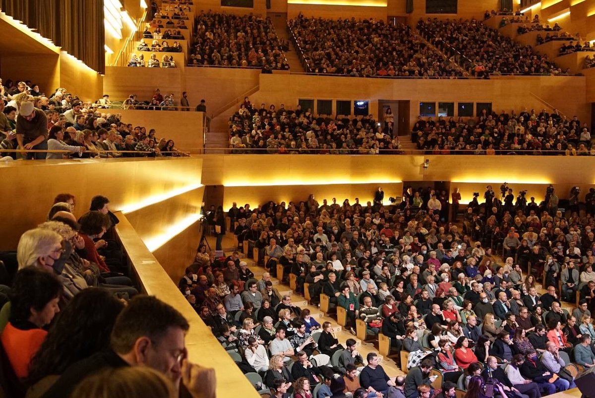 Yolanda_Diaz_'s tweet photo. Impressionant el que hem viscut avui a Barcelona: l'Auditori desbordat de gent, il·lusió i esperança 💜

Volem sumar per a una nova dècada progressista. Avui ha quedat clar que hi ha ganes, voluntat i força. Moltes gràcies a tots i a totes. https://t.co/w82QOKBwqv