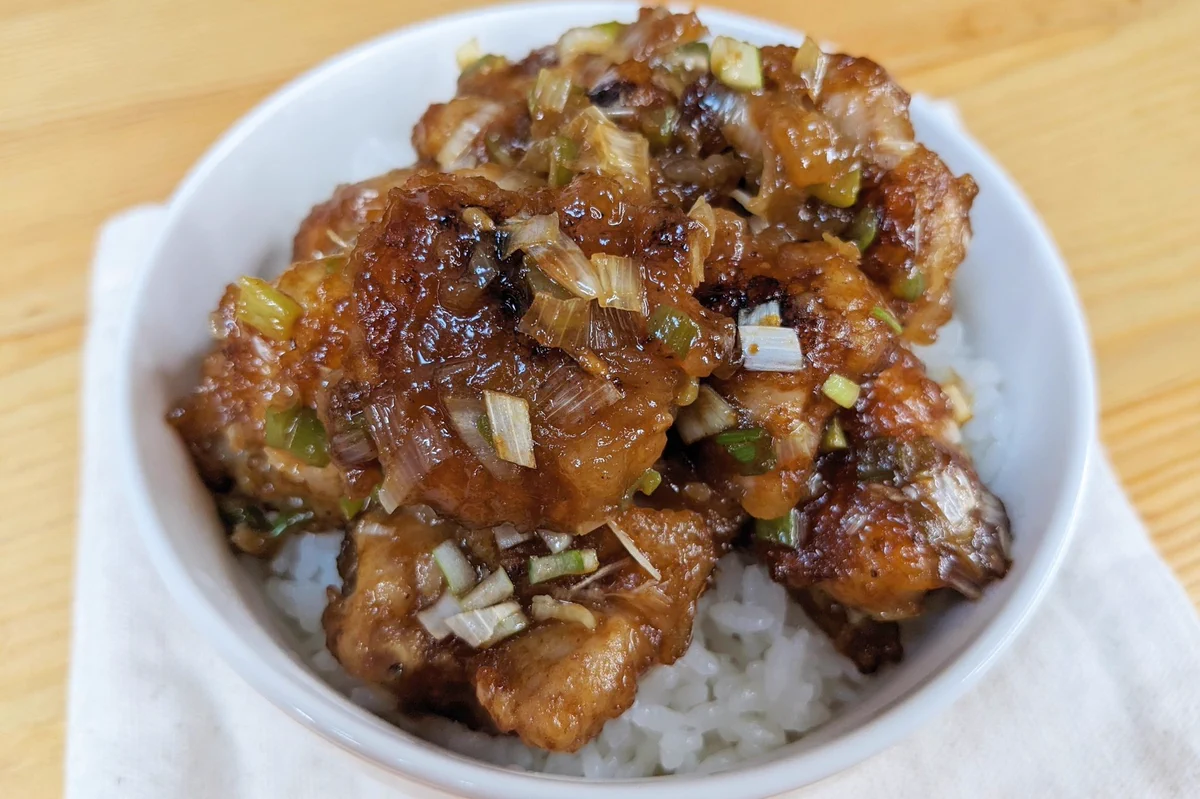 甘辛い味付けが絶妙！少ない材料で作れる「油淋鶏丼」。