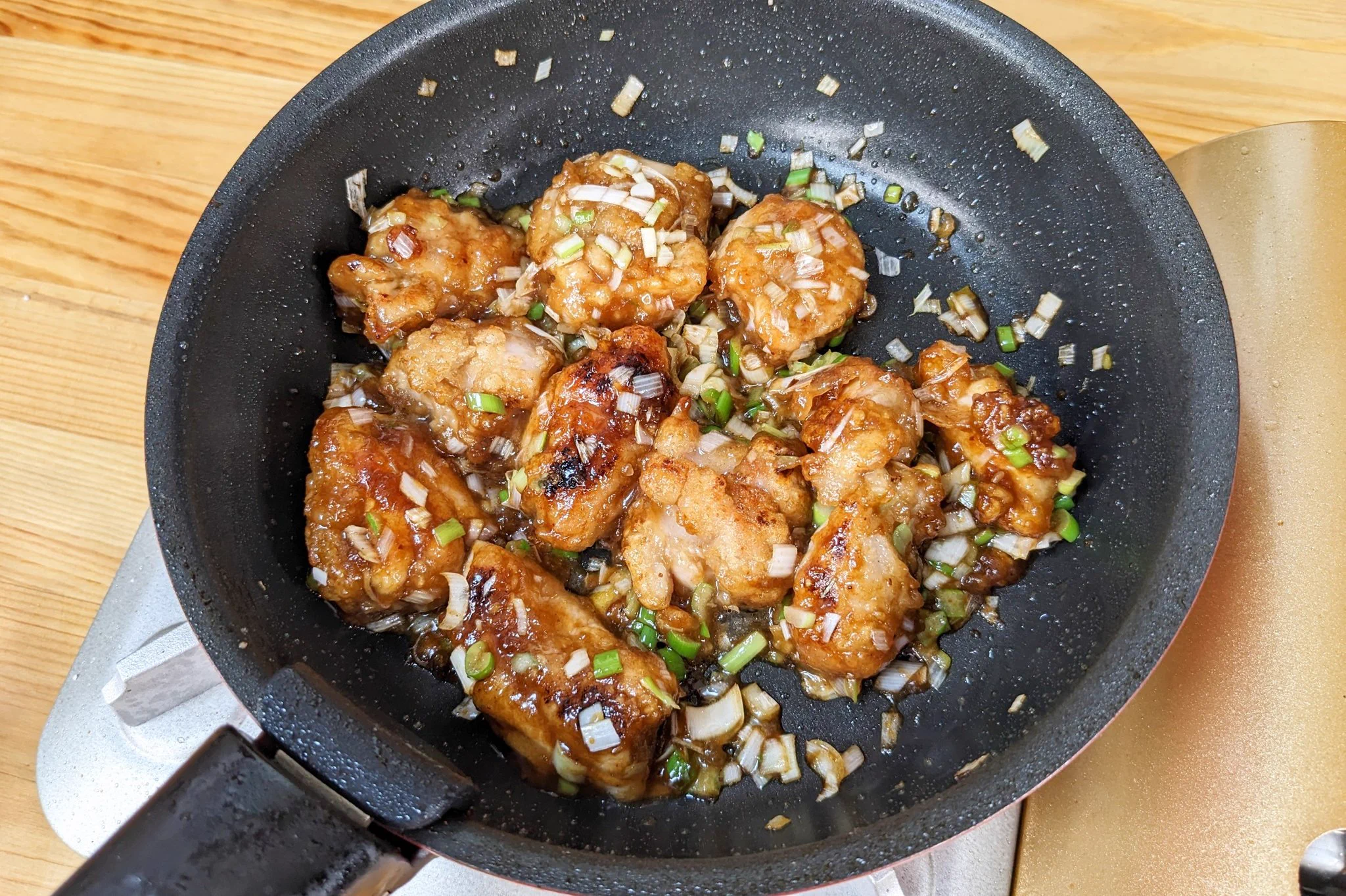甘辛い味付けが絶妙！少ない材料で作れる「油淋鶏丼」。