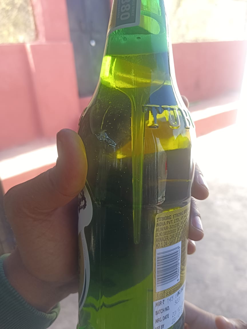 digiamigo's tweet photo. How did a plastic spoon get in my beer? Reply ASAP @TuborgIndia @CarlsbergGroup https://t.co/aCuid6cyOB