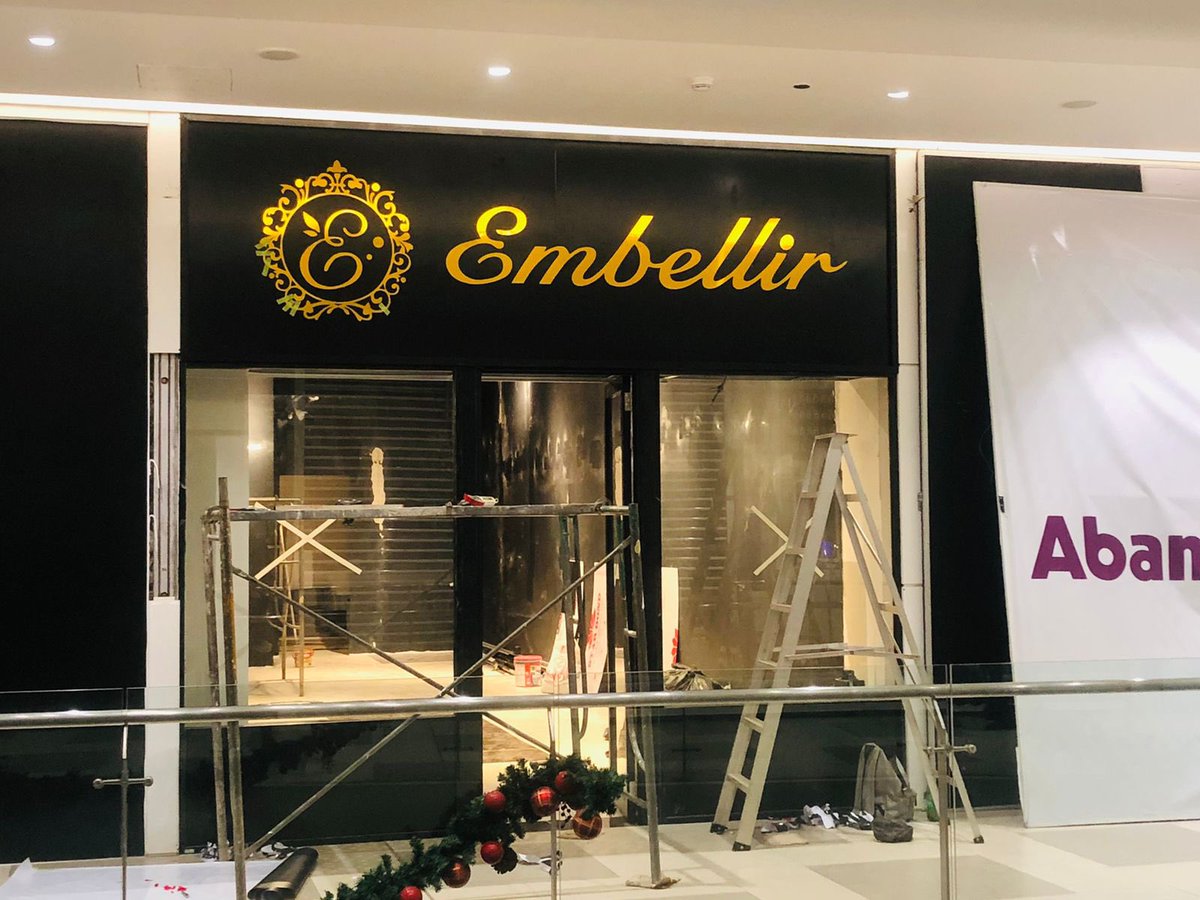 y04u's tweet photo. スリランカでスーツ屋さんはじめます。
やっとお店らしくなってきました。 https://t.co/UolpyptgIo