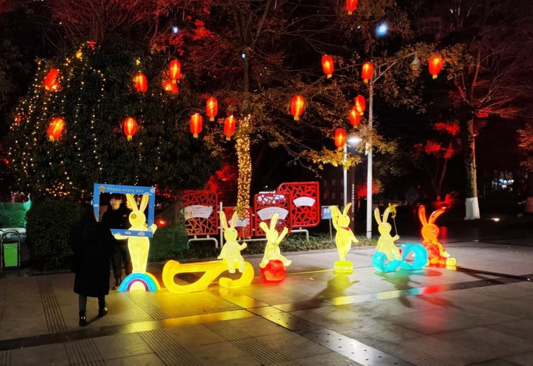 DiscoverZiyang's tweet photo. As #SpringFestival approaches, #Ziyang’s more brilliant with the #spendid radiance of the lights. The traditional elements of Chinese knots, lanterns and the special Ziyang features of lemon and #Bougainvillea are cleverly integrated to enlighten this city before the festival! https://t.co/AyTd65ao21