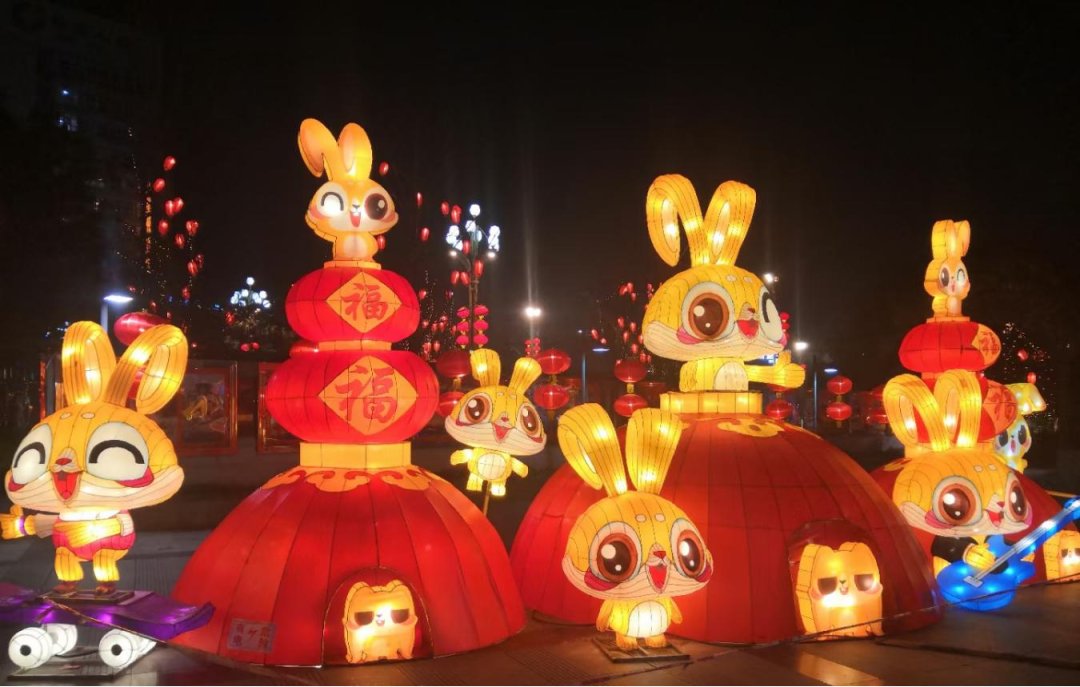 DiscoverZiyang's tweet photo. As #SpringFestival approaches, #Ziyang’s more brilliant with the #spendid radiance of the lights. The traditional elements of Chinese knots, lanterns and the special Ziyang features of lemon and #Bougainvillea are cleverly integrated to enlighten this city before the festival! https://t.co/AyTd65ao21
