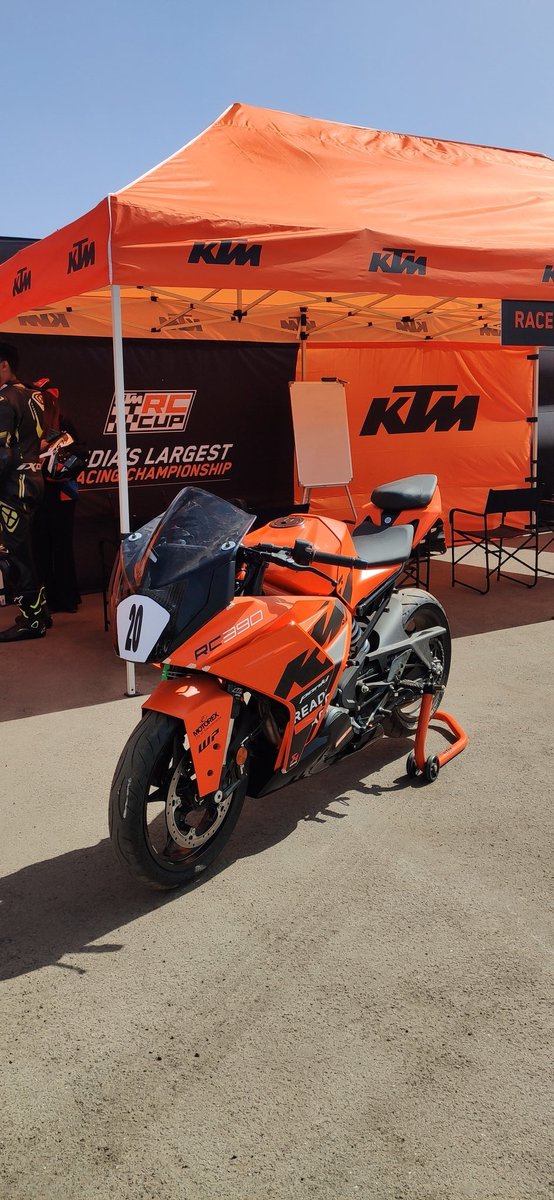 autocarindiamag's tweet photo. Today we're at the first selection round of the inaugural KTM RC Cup in Mumbai. Spread across 8 cities, the RC Cup will see over 1000 racers take part on board stock RC 390 GP Editions. The top 10 racers from each city will get a chance to train at MMRT. @India_KTM #GetSetPro https://t.co/faNTBH6wTd