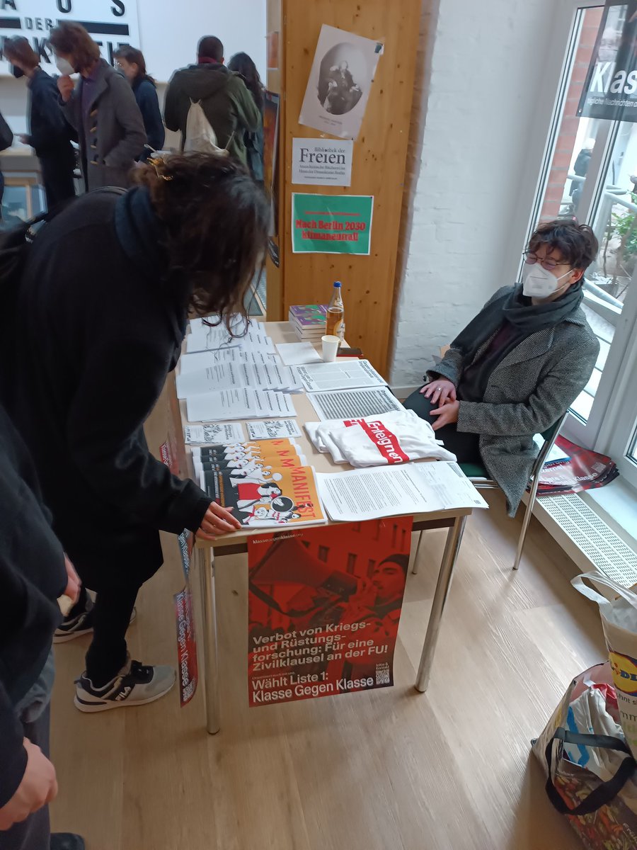Rev_Bruch's tweet photo. Die ersten Konferenzteilnehmer:innen finden sich ein und wir haben die ersten Diskussionen an den Büchertischen. Die Konferenz kann losgehen! #RevBruch https://t.co/JCvFDkQ7ae