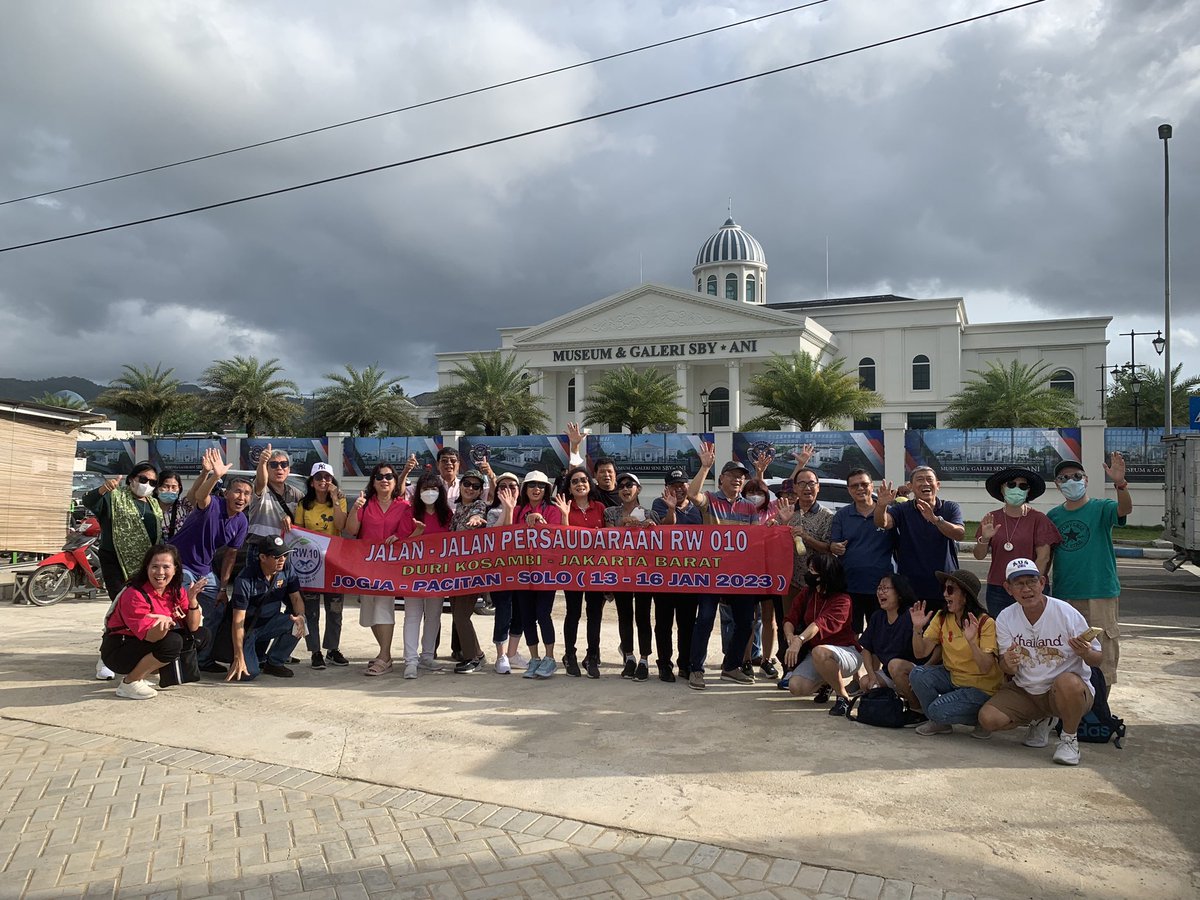 panca66's tweet photo. Museum belum dibuka untuk umum tapi tamu udah pada datang. Jadi cukup foto2 di luar area museum aja #PacitanParadiseofJava https://t.co/TsE4Pvncuh