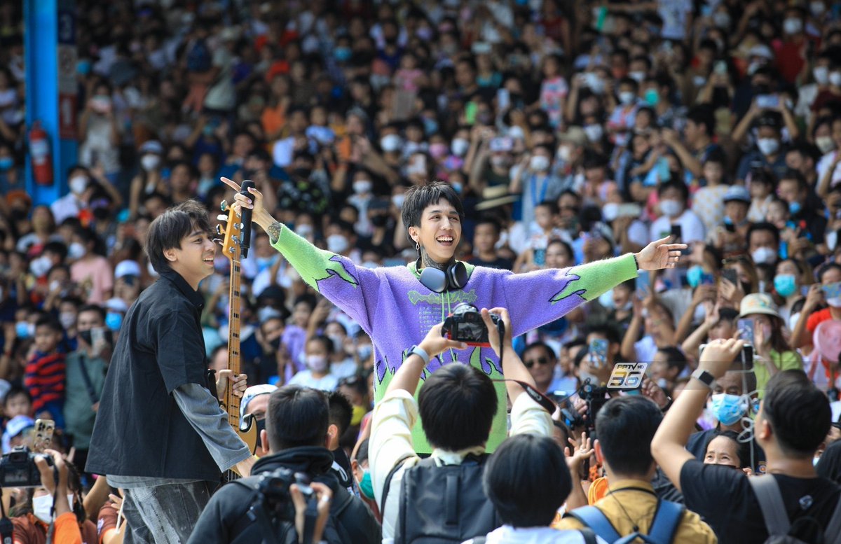 idontworktodayy's tweet photo. นอกจากทัศนคติของพี่ฮาย-พี่เซนแล้ว เพิ่งสังเกตว่าวันนี้พี่ฮายแต่งเสื้อฮู้ดยาวและก็สวมหูฟัง Headphone ตรงคอเหมือนต้องการปิดตรงรอยสักเลย โห! ละเอียดมากกกนี่แหละหัวหน้าแก๊งที่แท้ทรู #PaperPlanes #ทรงอย่างแบด https://t.co/GrBcGqXj2r