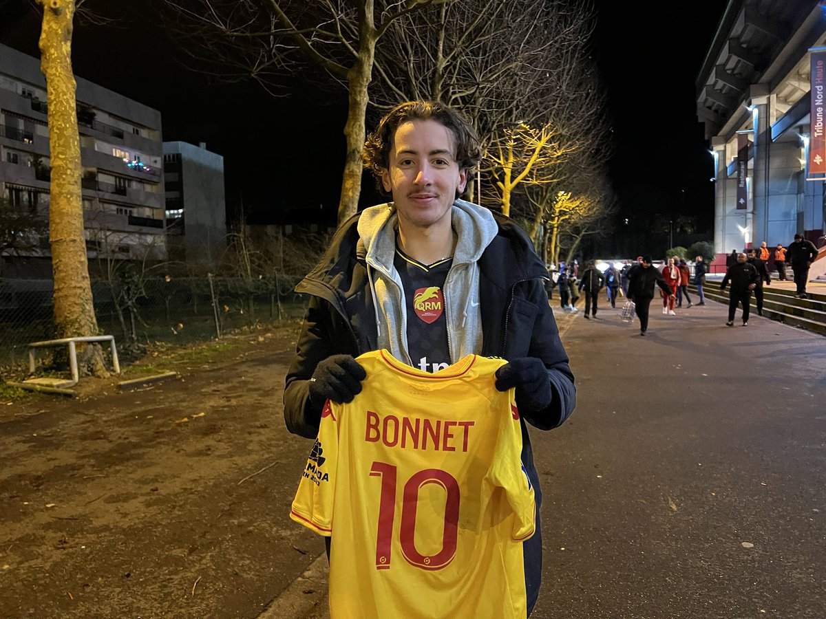 Clément, supporter de Quevilly-Rouen, a été le seul à se déplacer pour le match de Ligue 2 face à Metz hier. 🥺🫶🏼 Le club normand l'a récompensé en lui offrant une petite surprise à la fin de la rencontre. L'amour du maillot. 🥰