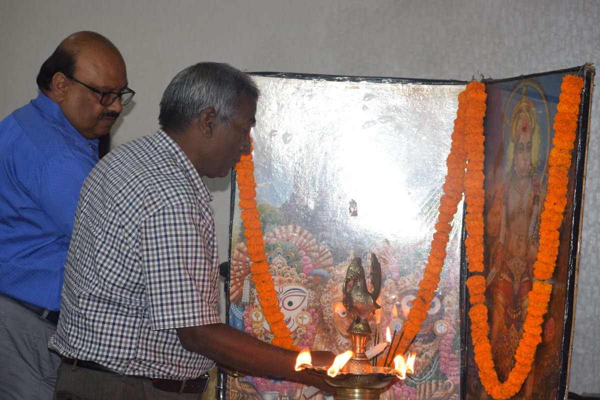 KIITSOL's tweet photo. Students of KIIT School of Language (KSOL) commemorated the 25th Anniversary Silver Jubilee of their alma mater KIIT Deemed to be University along with Faculty members and staff of the School.#AchyutaSamanta #kiitat25 #ksol #kiitsol #kiit #kiituniversity #SoiltoSilver https://t.co/q0qyqo77pB