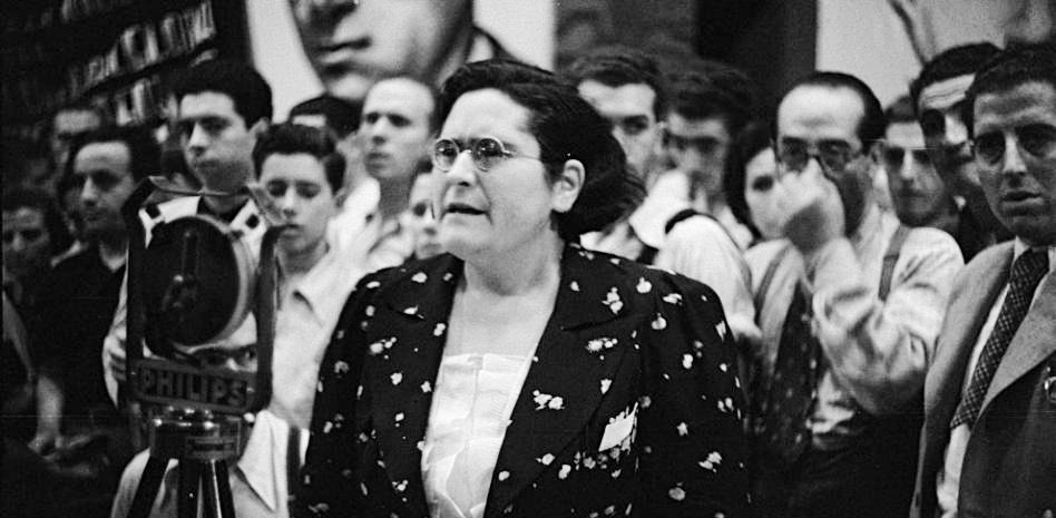 Un 14 de gener moria Frederica Montseny, la primera dona ministra d'Espanya. Quan plovien bombes sobre Barcelona, ella obria als veïns el refugi antiaeri situat sota casa seva, Villa Carmen, al carrer Escornalbou del Guinardó.