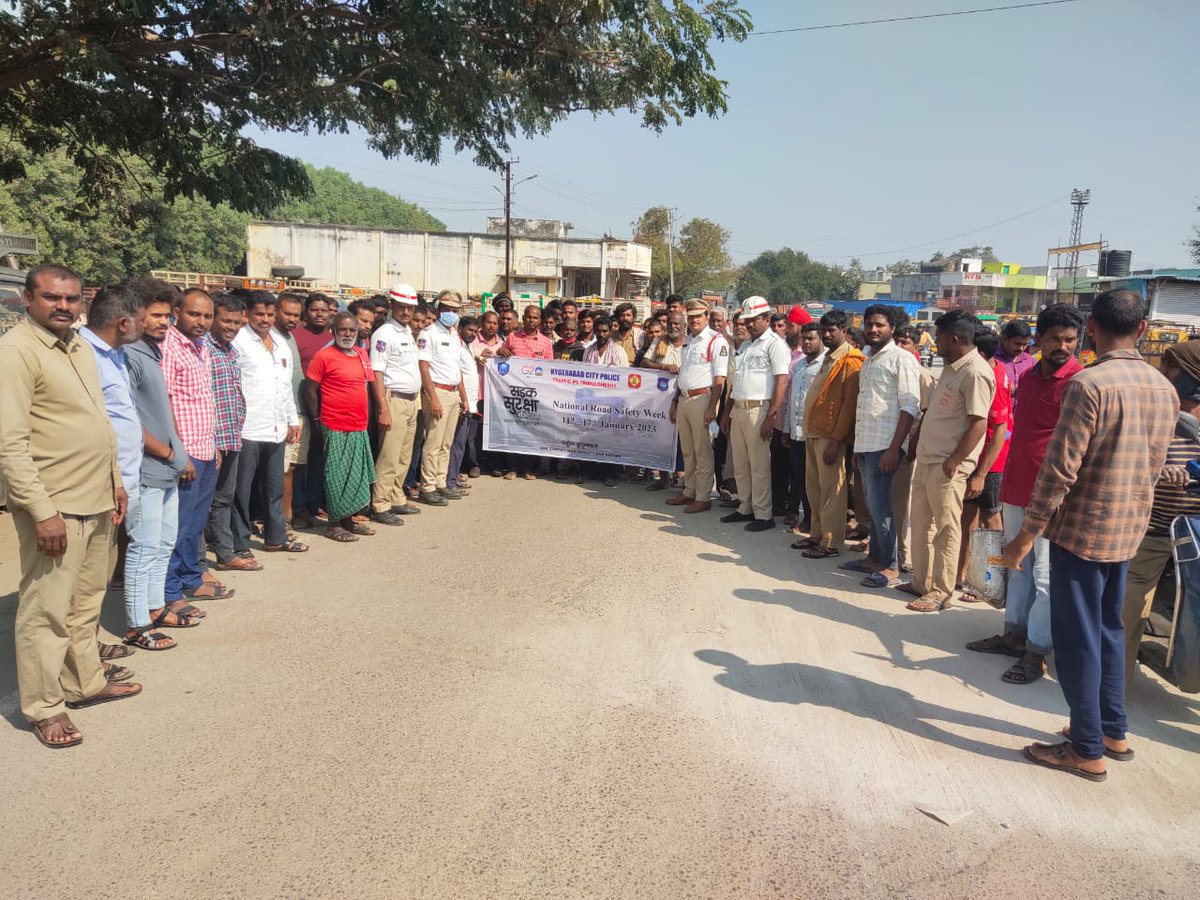 #HYDTPweBringAwareness
Today, Trimulgherry Tr. Police conducted the #Roadsafety awareness program at Bowenpally market and sensitized the public on traffic rules and regulations.
#RoadSafetyWeek2023 #Road SafetyWeek
@HYDTP