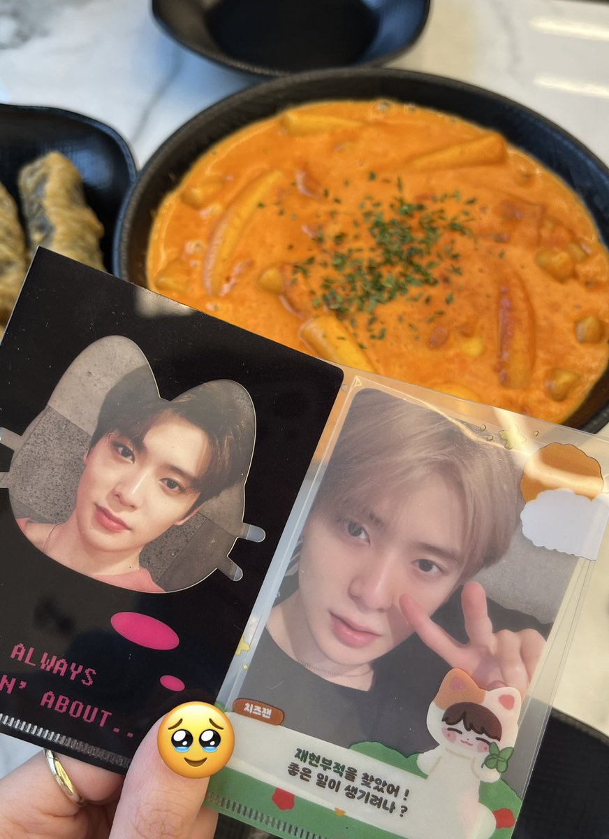 zzoco214's tweet photo. 빵을 조사놓은걸 보는 치즈잰 .. ♡ 
그리고 배떡 재현이 ♡ .. https://t.co/xcW7CvBGGV