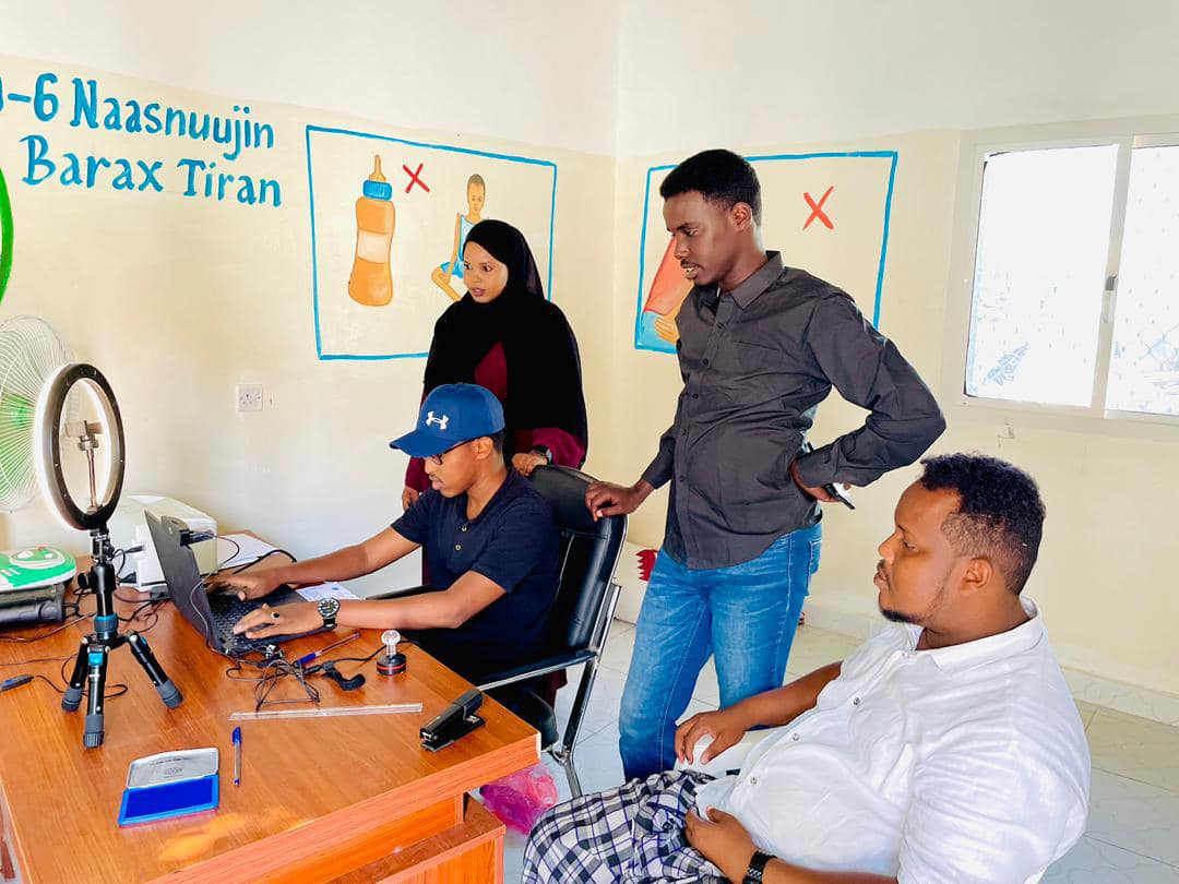 PECPuntland's tweet photo. Commissioner Hafsa Salad is supervising the good pace of voter registration for the Puntland #LGE in #Haabo, Murcanyo District, of the far region of #Gardafu. 

#1P1V #PLGE2023 https://t.co/EY1RIlouBl