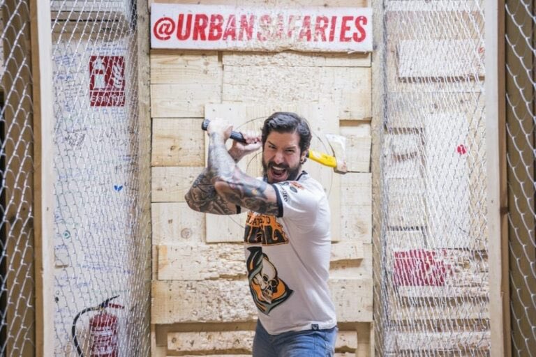kultur_es's tweet photo. ¡Teníamos muchas ganas de anunciar que @urbansafariES ya está Kultur!

🪓El #TiroDeHacha es un deporte surgido en Canadá y EEUU que en los últimos años se ha popularizado en #Madrid.

💸Precio exclusivo en Kultur:
-L y M: 9,75€
-X, J, V, S y D: 12,75€

https://t.co/33JsgWjTzc https://t.co/p88HZV2RPY