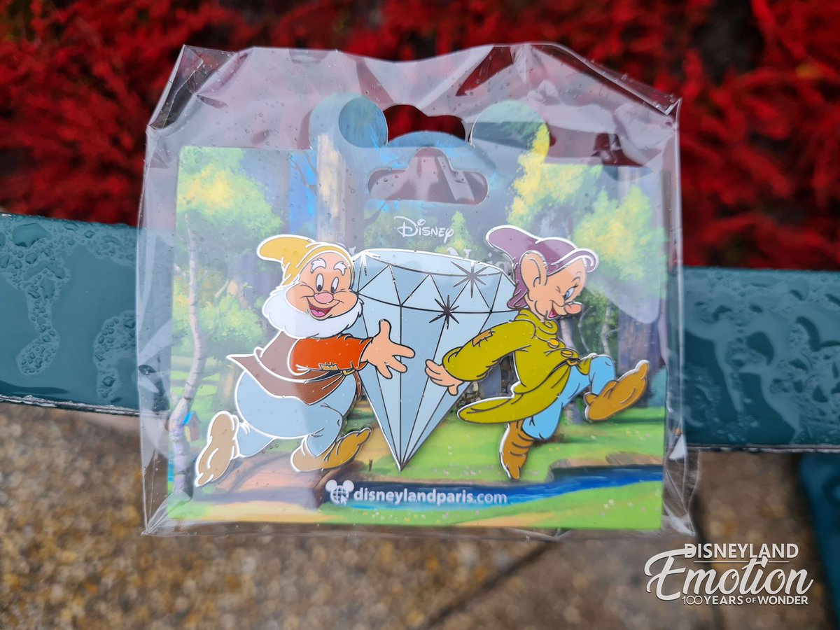 DisneyEmotion's tweet photo. 🛍️ SHOPPING

Retrouvez dès aujourd’hui, dans les boutiques proposant des articles de Pin Trading, ces nouveaux pin’s et lanière à l’effigie de nos 7 nains préférés ! 💎 

#DisneylandParis #PinTrading #SnowWhite #DisneyMerch #DisneyParks #dlp https://t.co/E1TesE5PJF