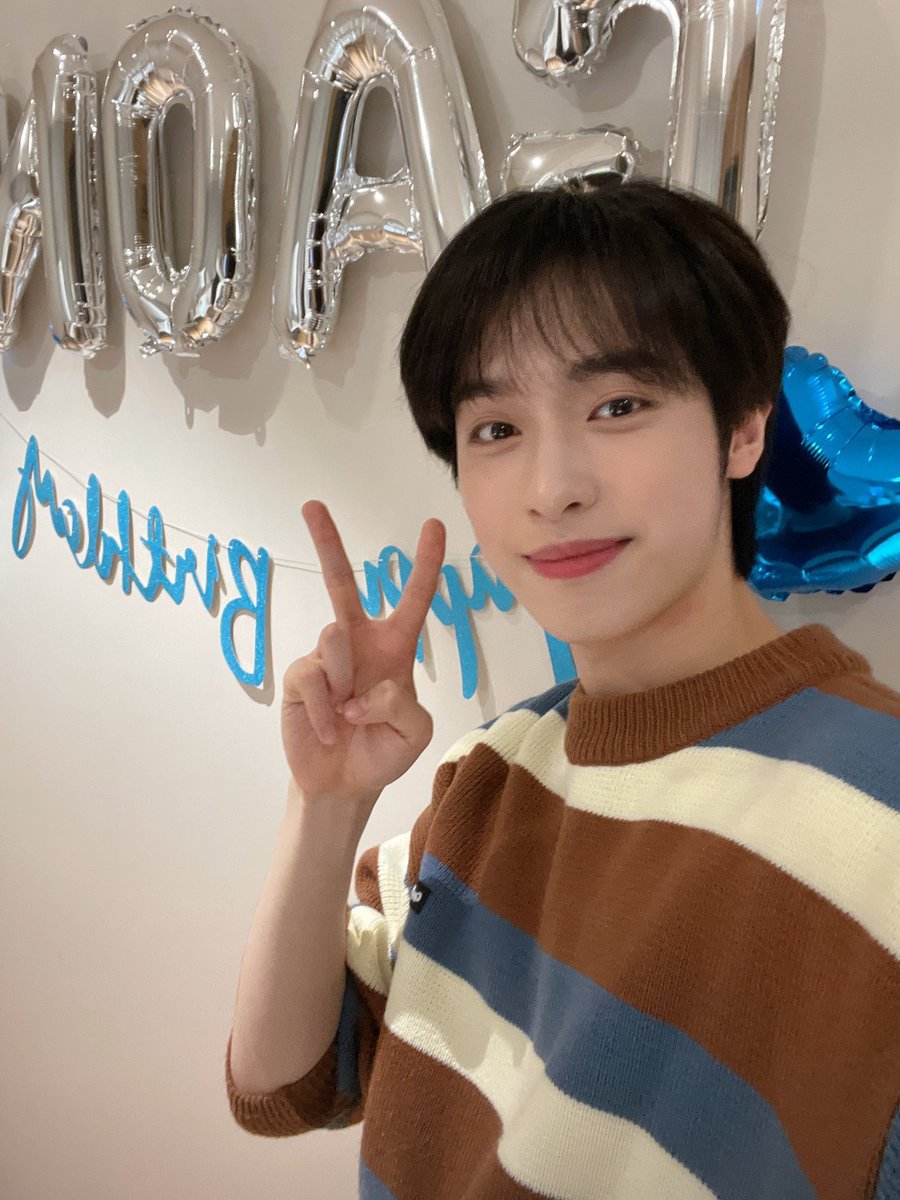 gaonsfeed's tweet photo. bday boy🌟 https://t.co/PNzgtOPgks