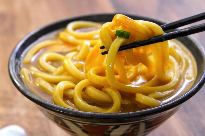 鍋やフライパン要らずなのはお手軽で嬉しい！電子レンジで作れる「カレーうどん」レシピ！