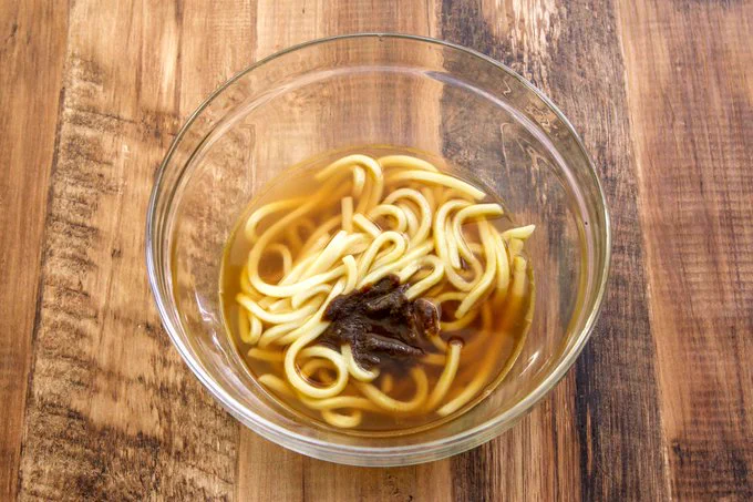 鍋やフライパン要らずなのはお手軽で嬉しい！電子レンジで作れる「カレーうどん」レシピ！