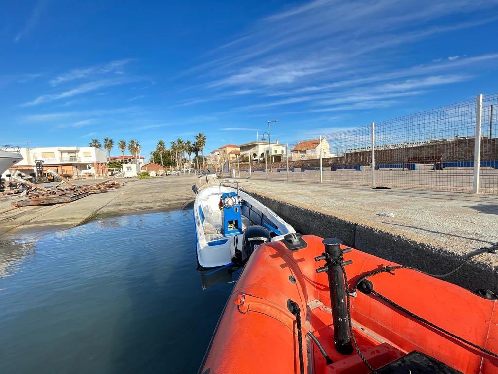 CruzRojaRMurcia's tweet photo. Activada #BasedeMar en #CaboPalos con #LSBuenaEsperanza para retirar una embarcación semi hundida y sus pertrechos en la playa de los #Dentoles #CaboPalos #MaresLimpios @112rmurcia https://t.co/gEBkIWi5X0