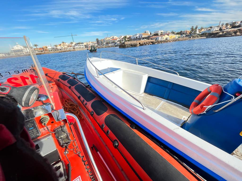 CruzRojaRMurcia's tweet photo. Activada #BasedeMar en #CaboPalos con #LSBuenaEsperanza para retirar una embarcación semi hundida y sus pertrechos en la playa de los #Dentoles #CaboPalos #MaresLimpios @112rmurcia https://t.co/gEBkIWi5X0