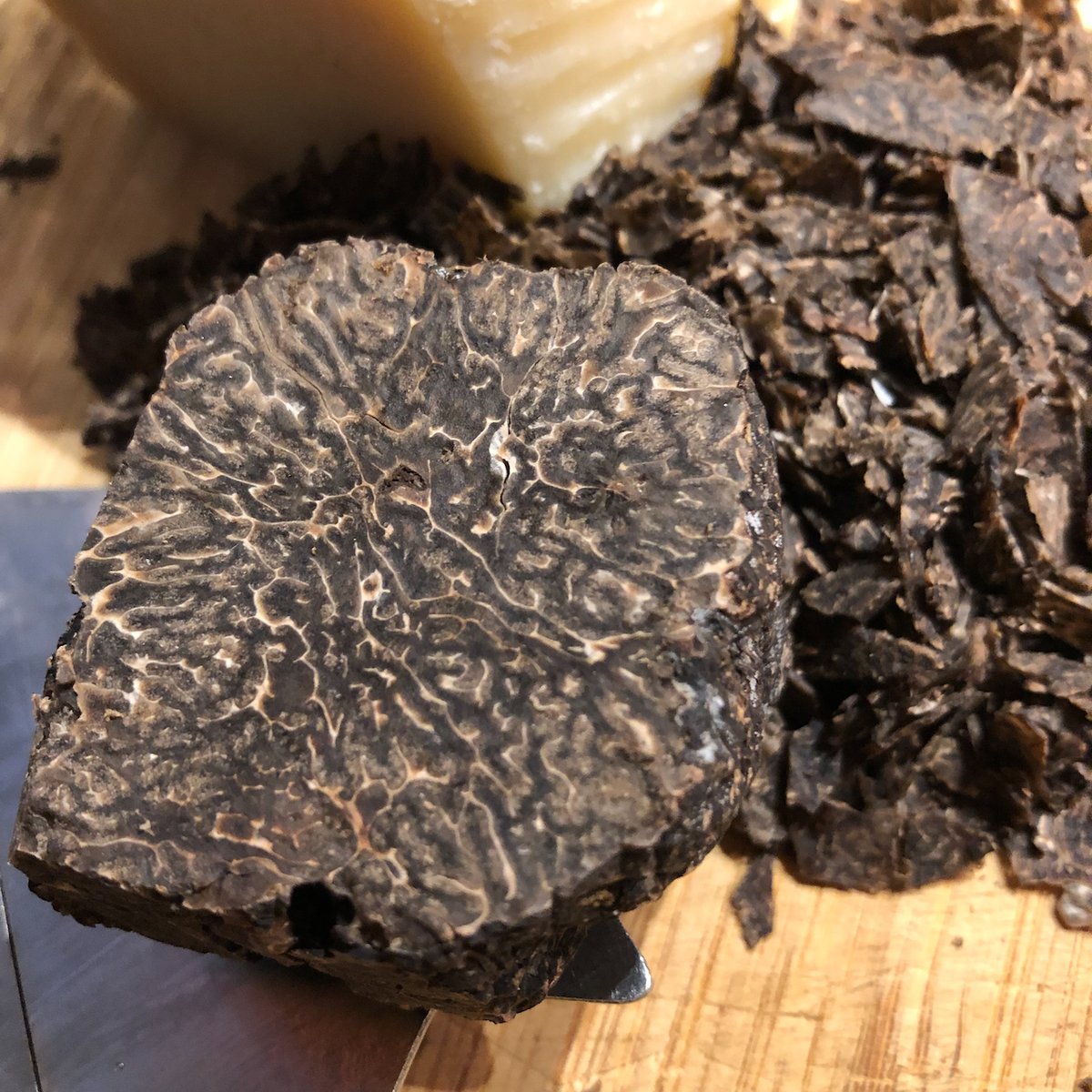 arno_veenhof's tweet photo. Weekend! Inspiratie met  zwarte wintertruffel: maak een truffelrisotto, pasta Cipriani of bio spaghetti van Renzo Marinai (ook wijnen!) Of ontbijt met roerei op pain Max Poilâne. 👨‍🍳 #cheflixonline. Tot zo! 
🛒 https://t.co/IGnzlkL9d5 
#truffels #truffle #culinair #gastronomie https://t.co/3c6RJdBp6I